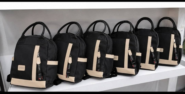 نام: ** 🎒 کوله زارا ** 🦋 جنس: نانسی درجه یککک 📏 📏 یک کولهی شیک، جادار و فوقالعاده باکیفیت که برای هر موقعیتی عالیه! 😍 🦋· جنس نانسی خارجی با کیفیت بالا 🦋· آستر خارجی تمیز و بادوام 🦋· بندهای محکم و قابل تنظیم برای حمل راحت 🦋. مناسب دانشگاه ،مدرسه و محیط کار ✅· ابعاد: ۳۶ × ۲۸ × ۱۲ سانتیمت #کوله_زارا #کوله_جادار #کوله_زنانه #کیف_کوله_شیک #مد_دانشجویی 🖌 رنگ بندی: مشکی کرم