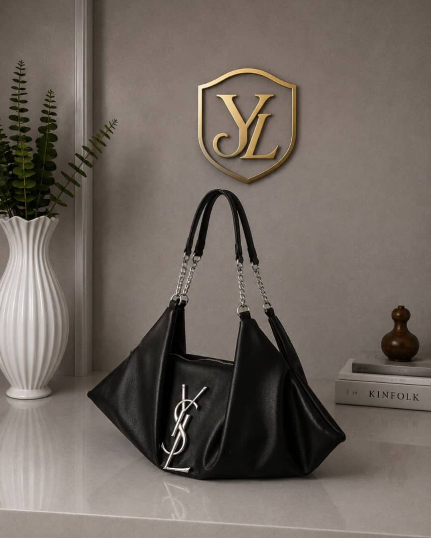 ** کیف ترند YSI ✨ **  🦋 جنس: شرانگ ریز وارداتی 📏 جادار و شیک مخصوصا خانم های لاکچری 🦋یه انتخاب حرفه‌ای 🦋 زیپ و یراق‌ درجه یک 🦋 آستر خارجی باکیفیت 🦋دوخت تمیز ✅ابعاد: ۴۳ × ۲۸ سانتیمتر کیف_ترند #کیف_شیک #کیف_جادار #مد_روز 🖌 رنگ بندی: مشکی